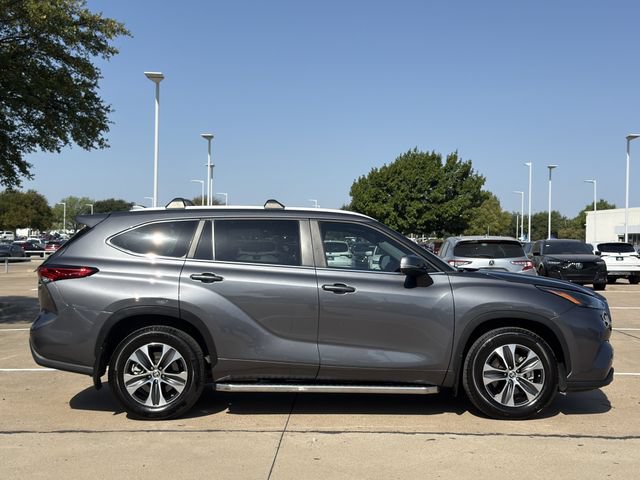 Used 2023 Toyota Highlander XLE FWD image 3