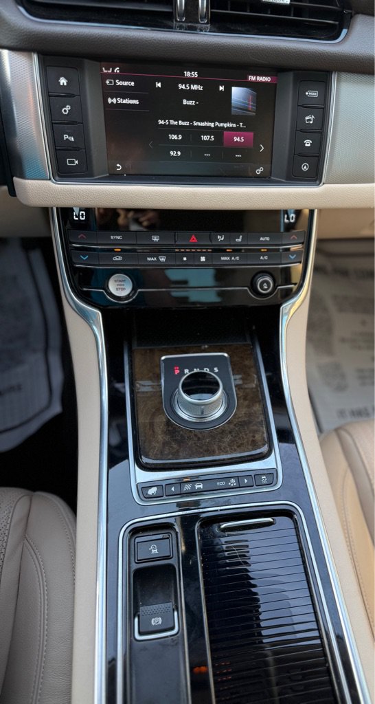 Used 2016 Jaguar XF Prestige RWD image 14