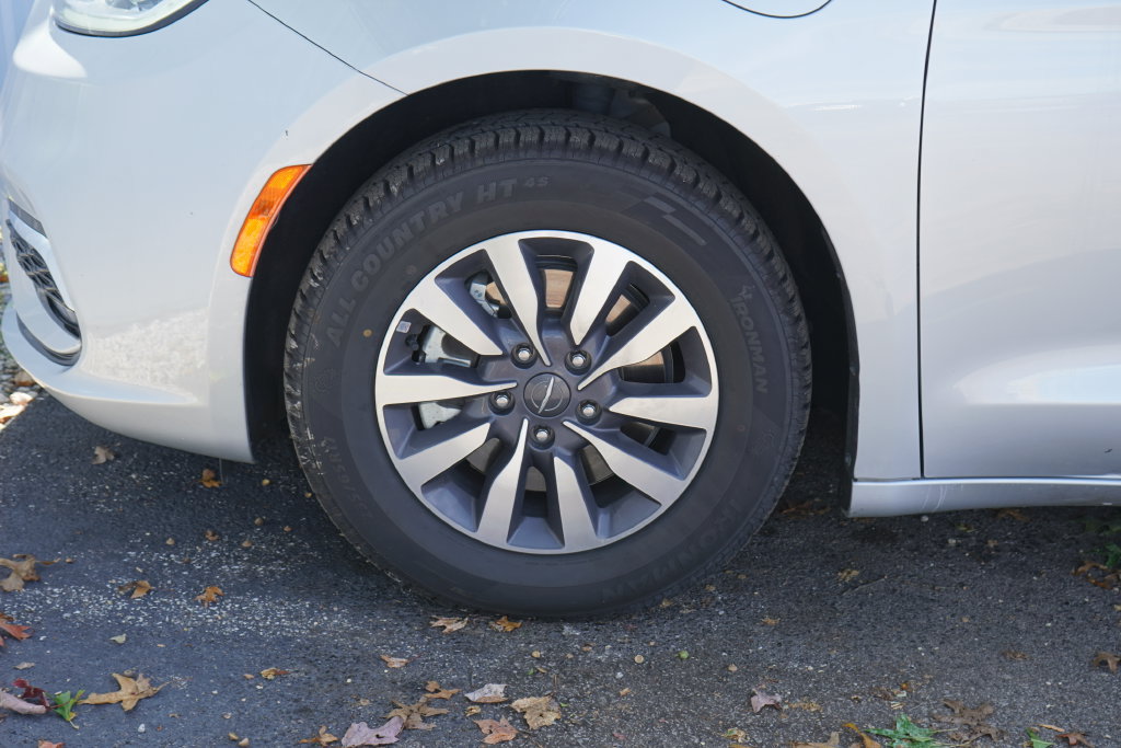Used 2024 Chrysler Pacifica Limited FWD image 6