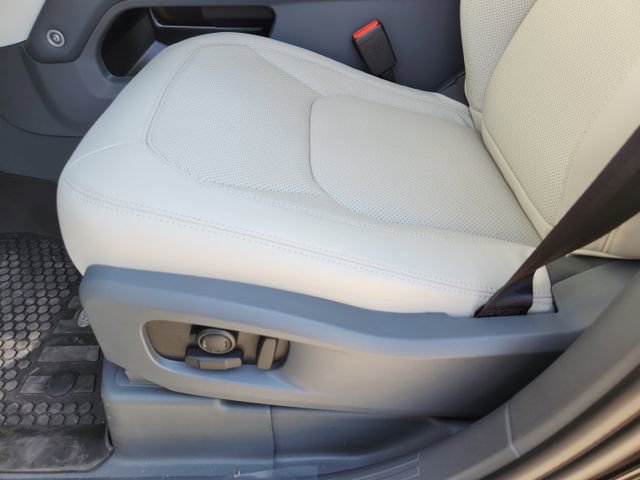 Used 2024 Land Rover Defender 110 SE image 23