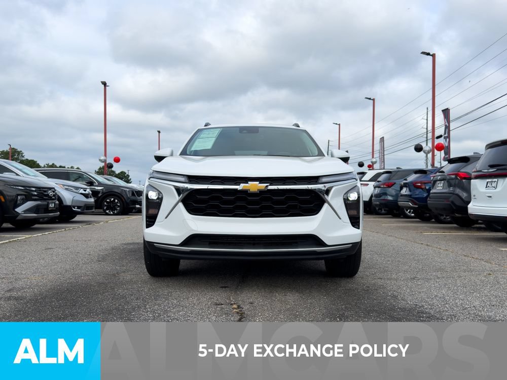 Used 2025 Chevrolet Trax LT FWD image 3