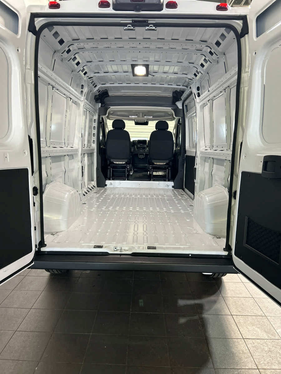 Used 2025 RAM ProMaster 2500 w/ Convenience Group FWD image 4