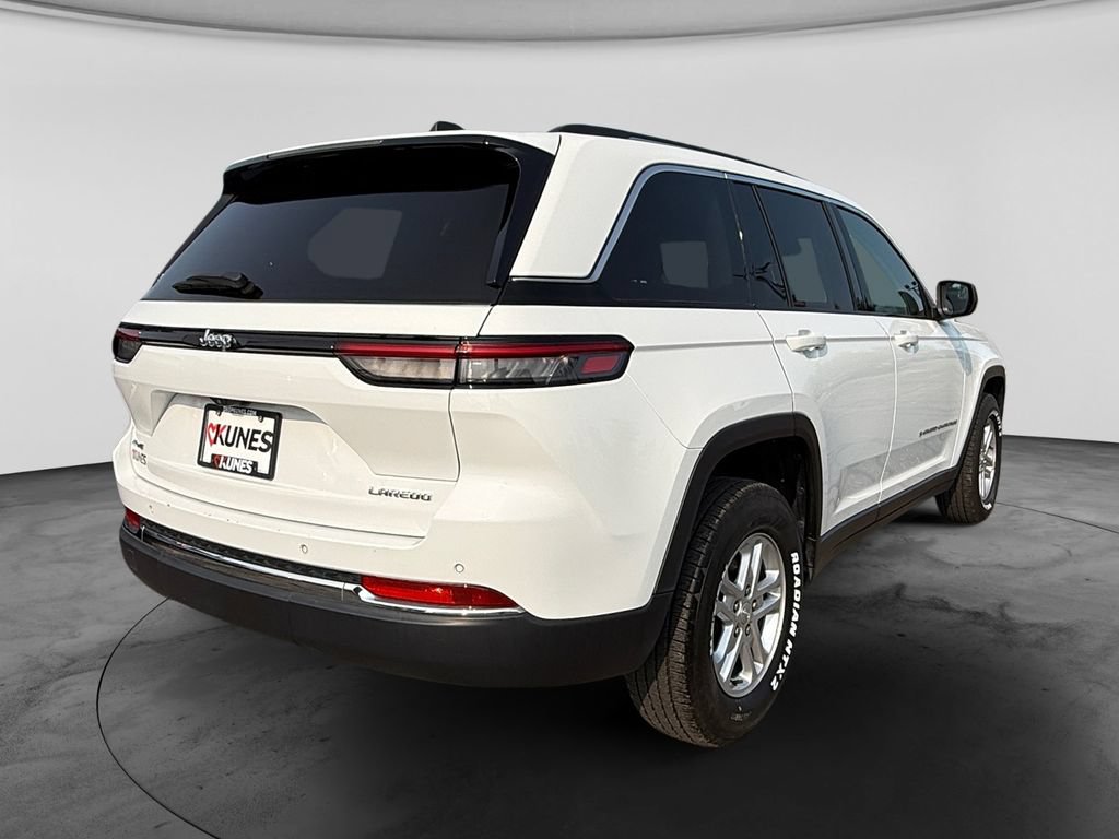 Used 2024 Jeep Grand Cherokee Laredo AWD/4WD image 10