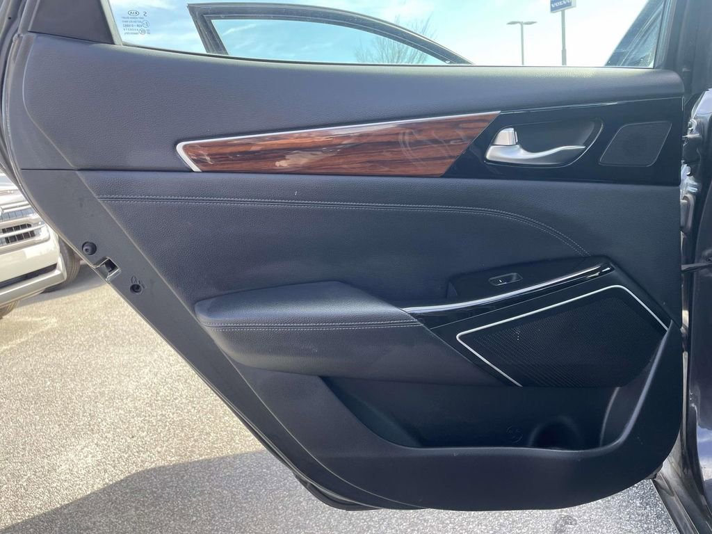 Used 2018 Kia Cadenza Premium image 2