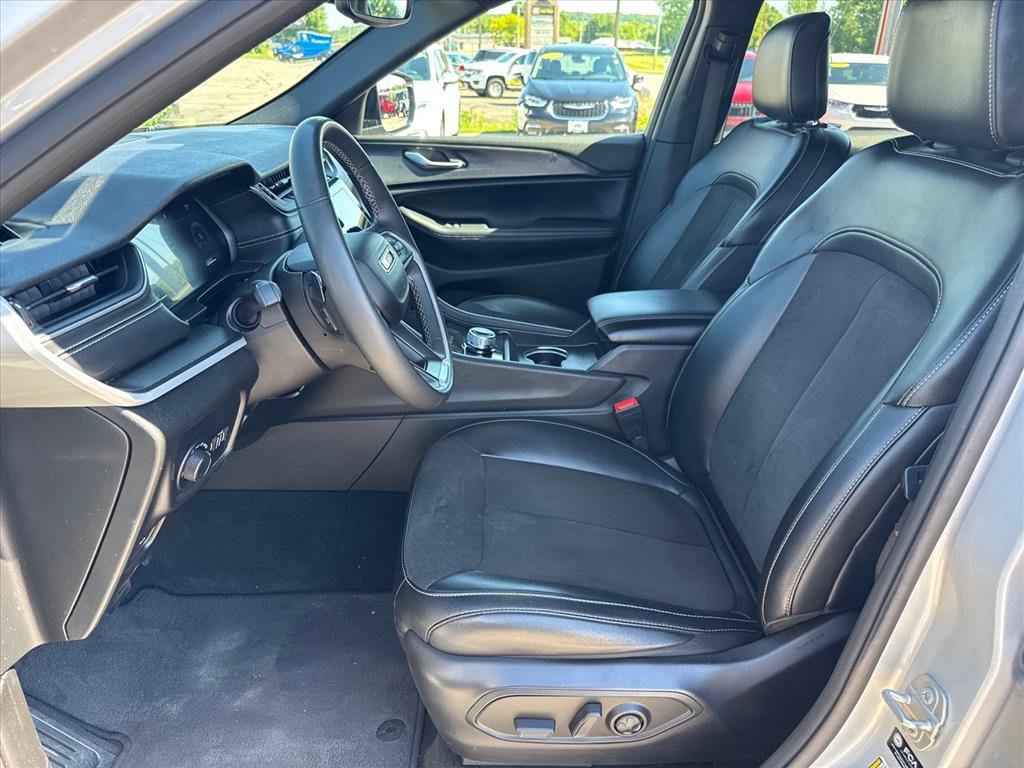 Used 2024 Jeep Grand Cherokee L Laredo AWD/4WD image 8
