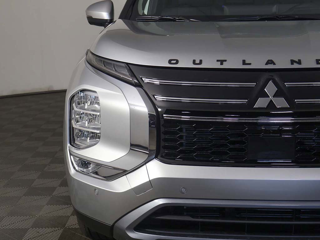 New 2025 Mitsubishi Outlander SE image 16