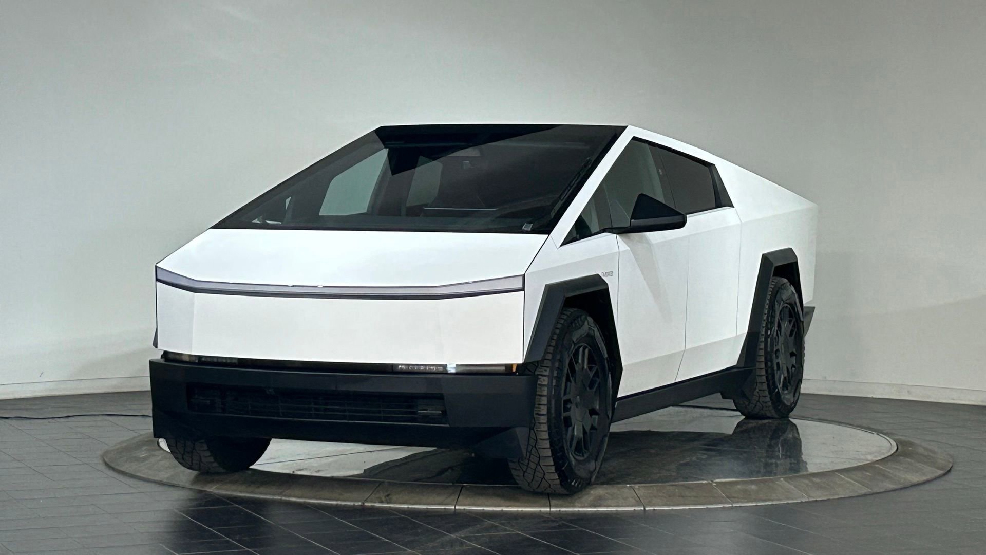 Used 2024 Tesla Cybertruck AWD Crew Cab image 5