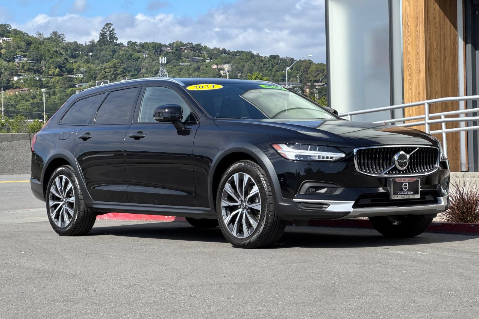 Certified 2024 Volvo V90 B6 Cross Country Plus AWD/4WD image 10