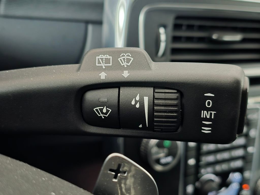 Used 2015 Volvo V60 T6 R-Design Platinum image 33