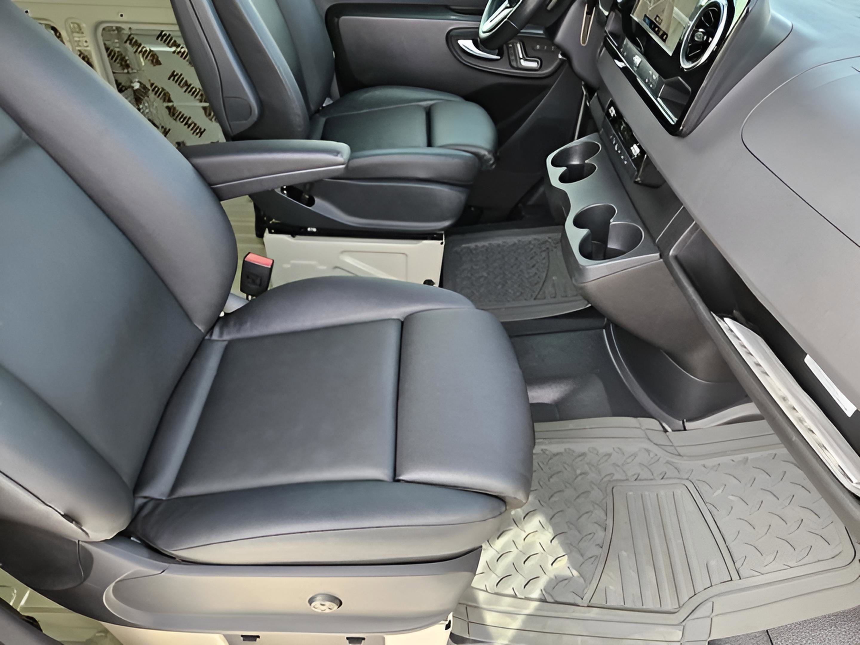 Used 2023 Mercedes-Benz Sprinter 144 Cargo image 9