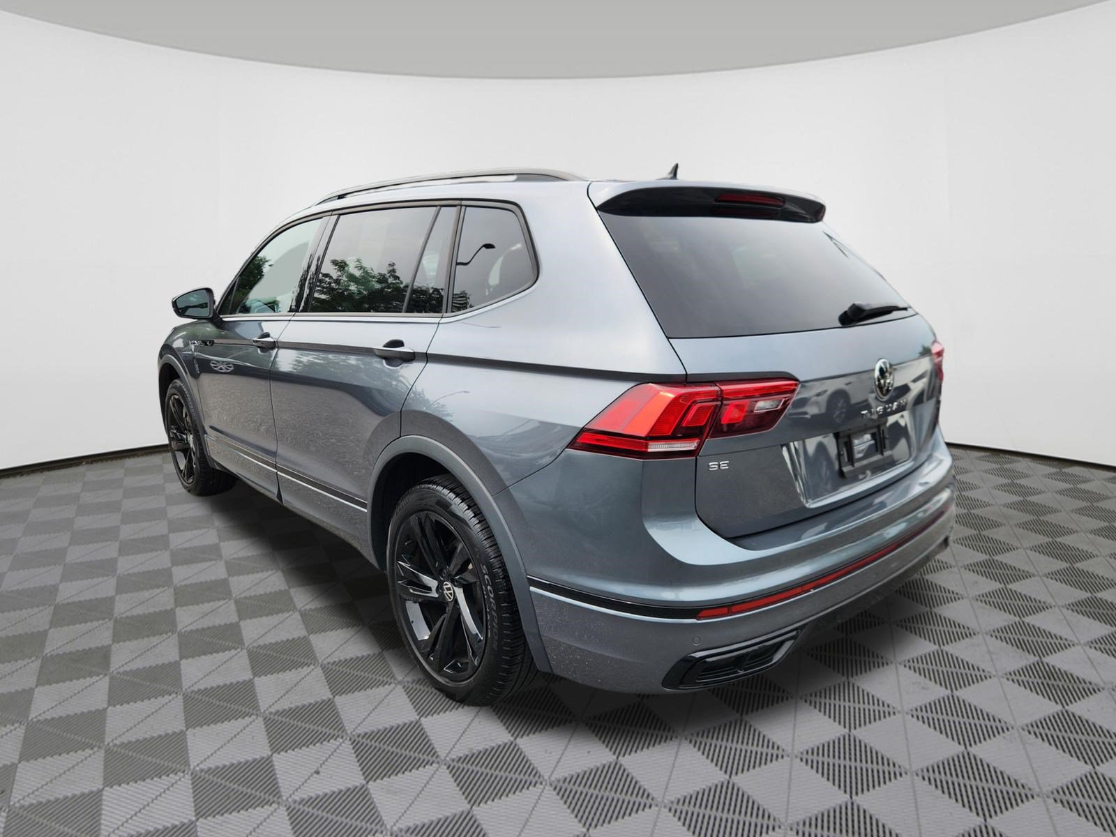 Certified 2024 Volkswagen Tiguan SE R-Line AWD/4WD image 3