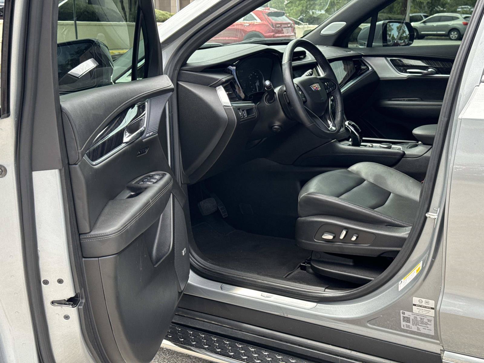 Used 2025 Cadillac XT6 Premium Luxury FWD image 13