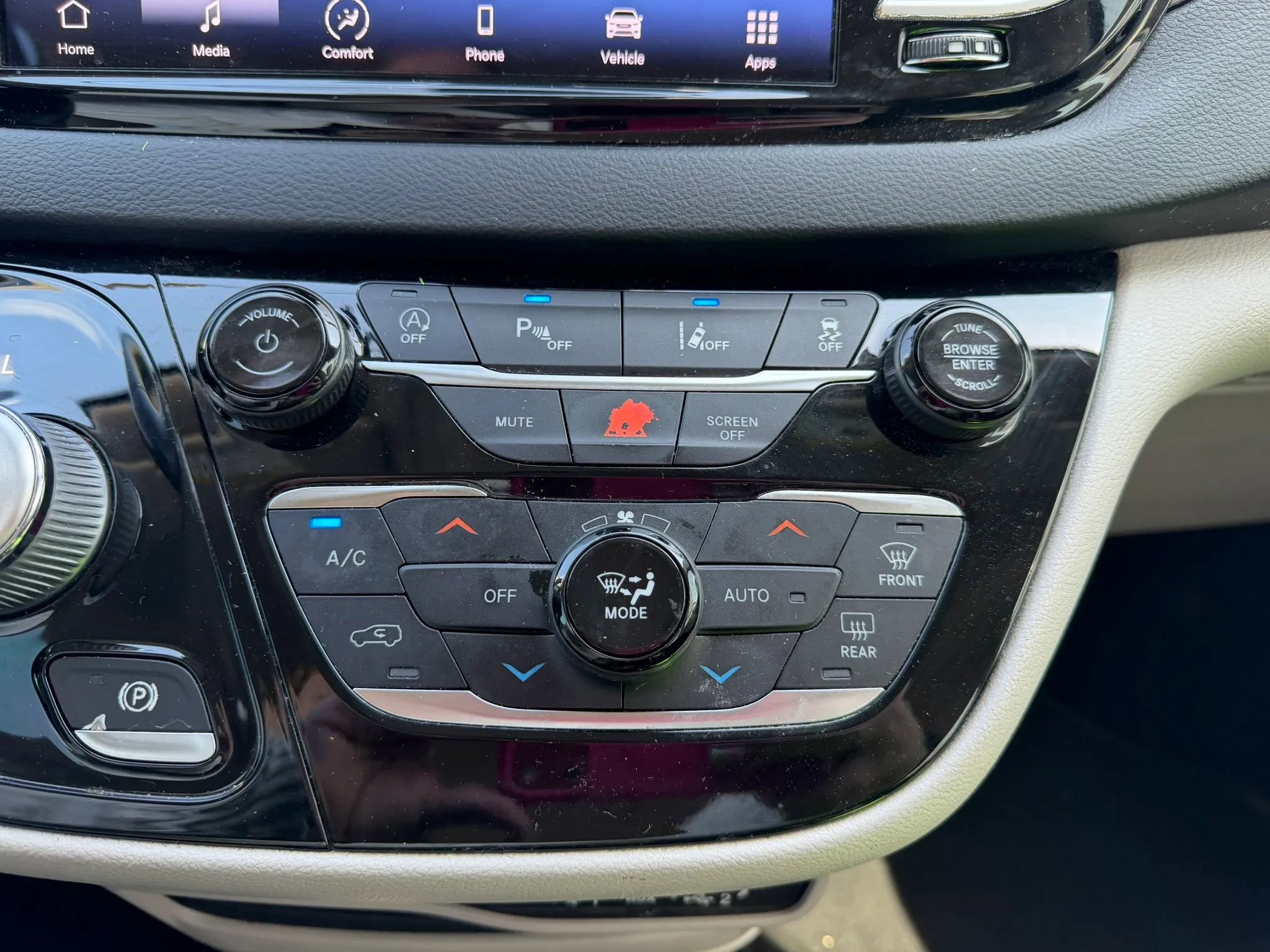 Used 2021 Chrysler Pacifica Touring-L FWD image 21