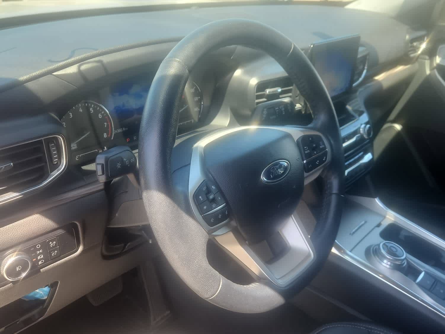 Used 2023 Ford Explorer Limited AWD/4WD image 2