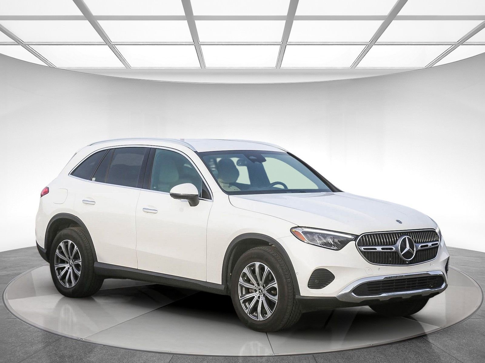 Used 2025 Mercedes-Benz GLC 300 image 4