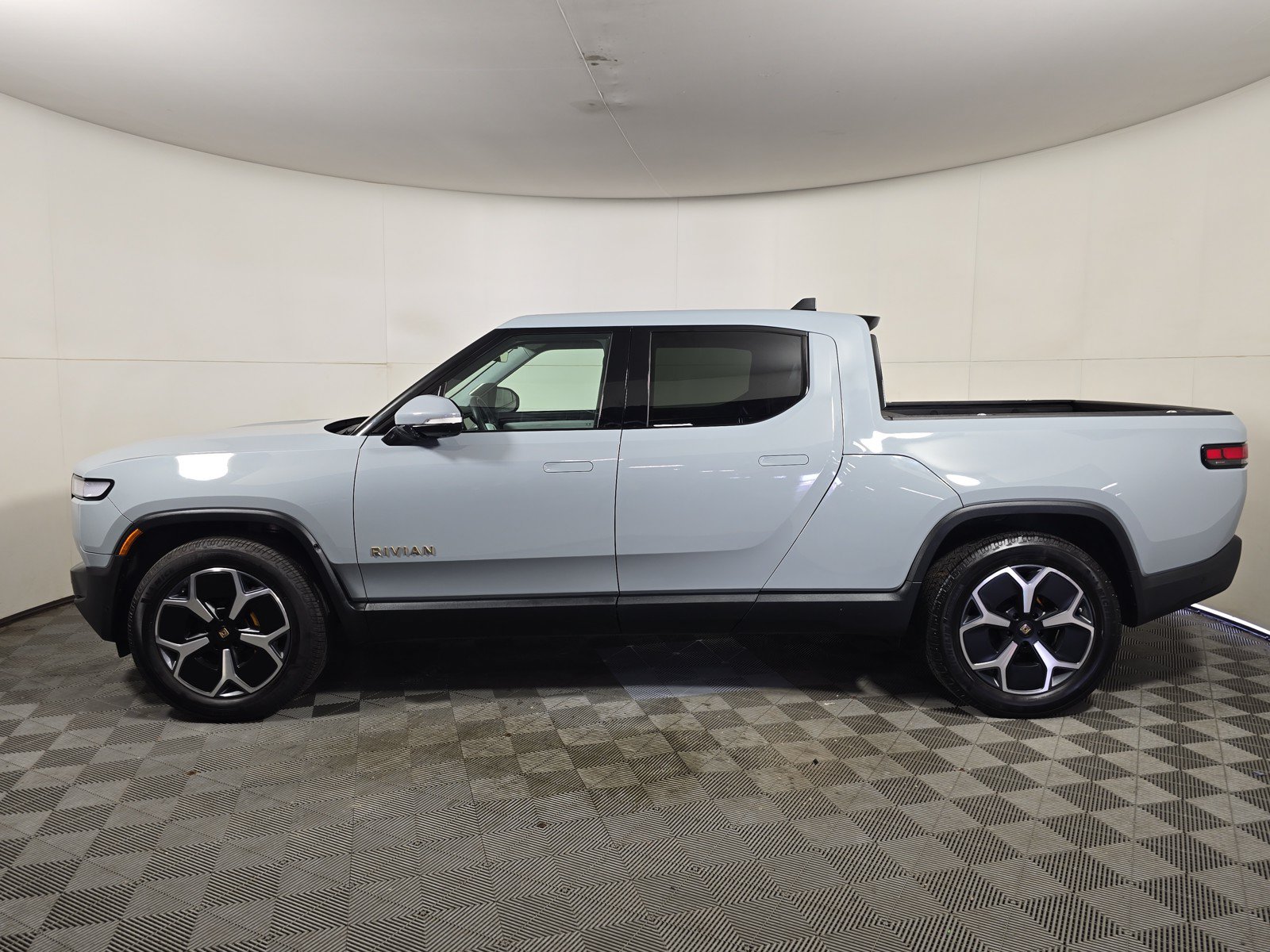 Used 2022 Rivian R1T Adventure AWD/4WD image 2
