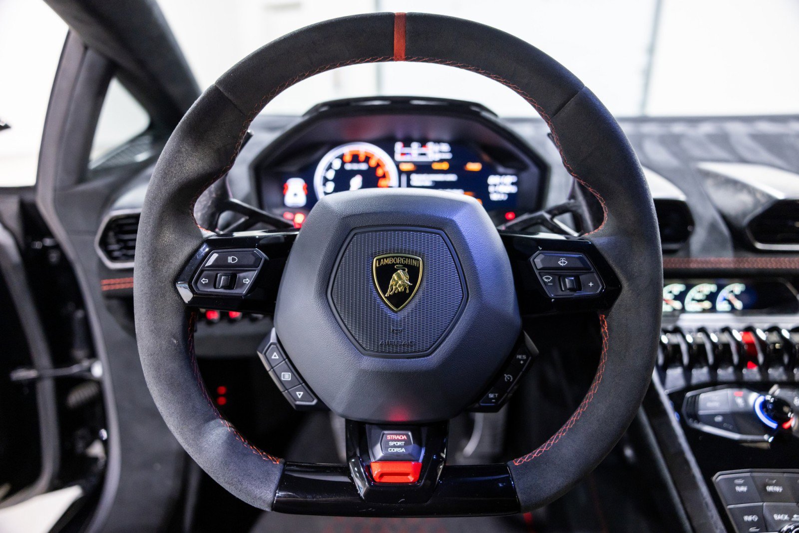 Used 2018 Lamborghini Huracan Performante AWD/4WD image 37