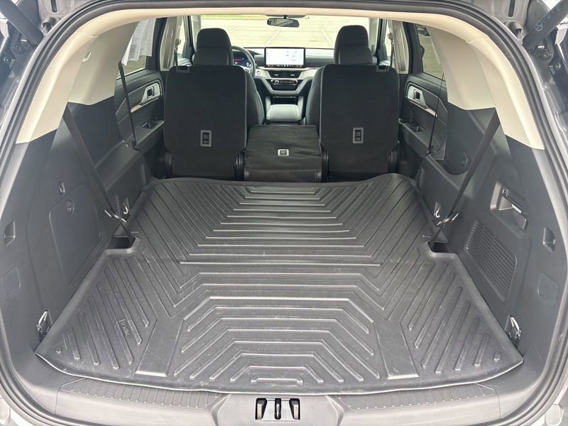 Used 2025 Ford Explorer Active AWD/4WD image 12