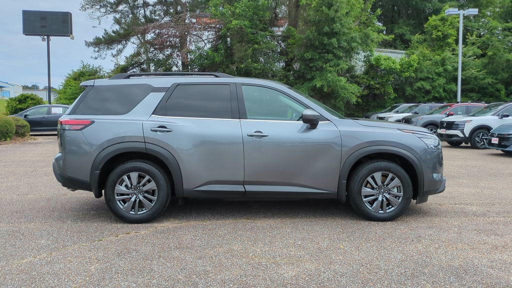 Used 2025 Nissan Pathfinder SV FWD image 4