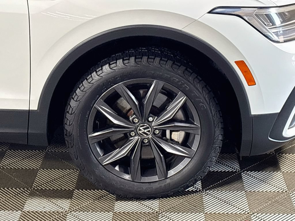 Certified 2022 Volkswagen Tiguan SE w/ Panoramic Sunroof Package AWD/4WD image 24