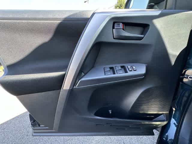 Used 2017 Toyota RAV4 LE AWD/4WD image 14