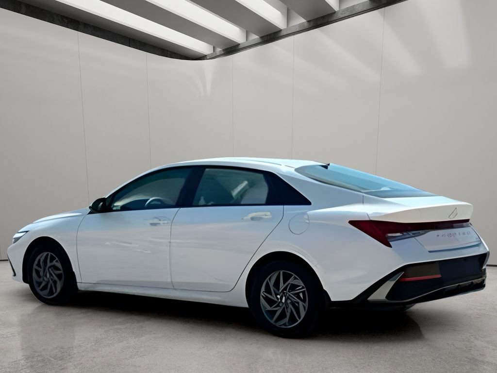 Used 2025 Hyundai Elantra Blue image 4
