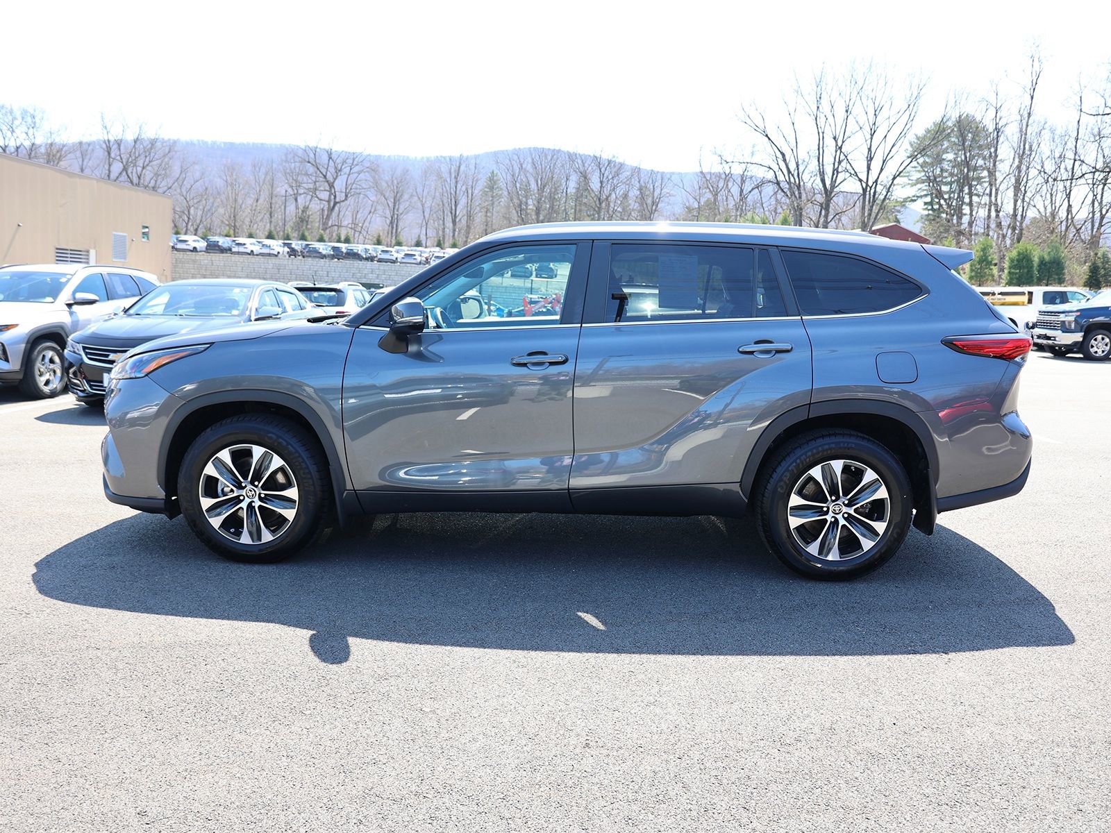 Used 2023 Toyota Highlander XLE image 4