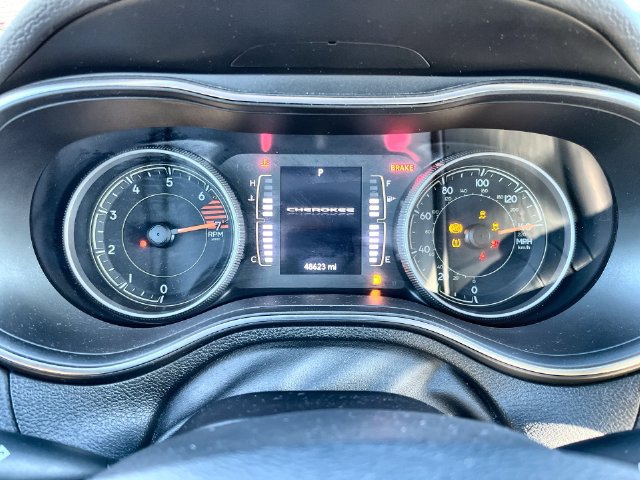Used 2019 Jeep Cherokee Latitude Plus w/ Cold Weather Group AWD/4WD image 18
