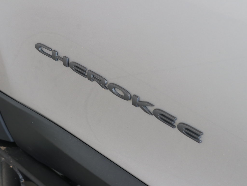 Used 2018 Jeep Cherokee Trailhawk AWD/4WD image 37