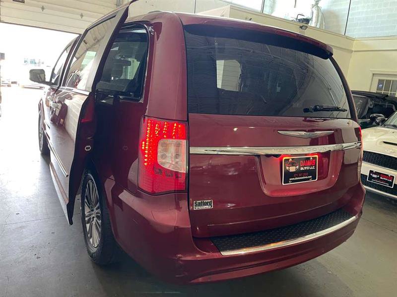 Used 2015 Chrysler Town & Country Touring-L w/ Driver Convenience Group FWD image 13