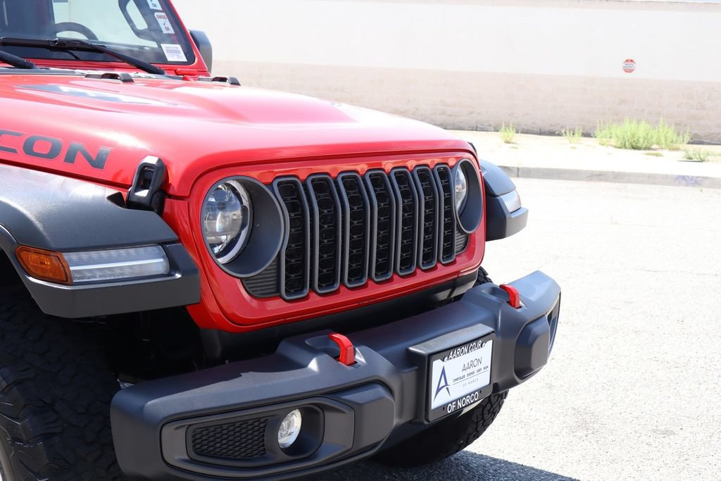 Used 2025 Jeep Wrangler Unlimited Rubicon w/ Convenience Group AWD/4WD image 9