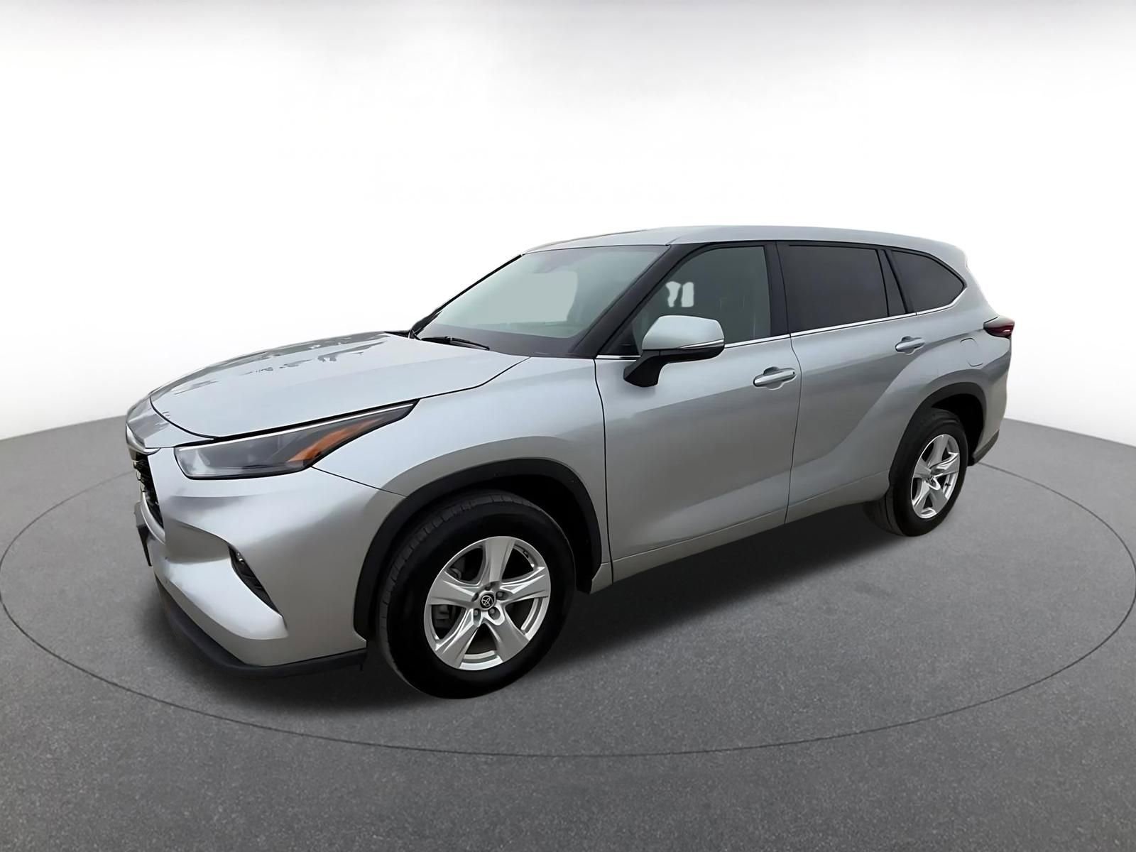 Used 2025 Toyota Highlander LE FWD image 8
