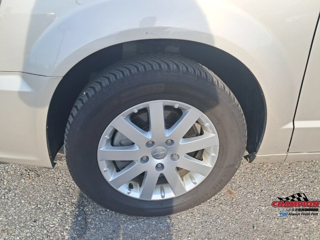 Used 2013 Chrysler Town & Country Touring FWD image 11