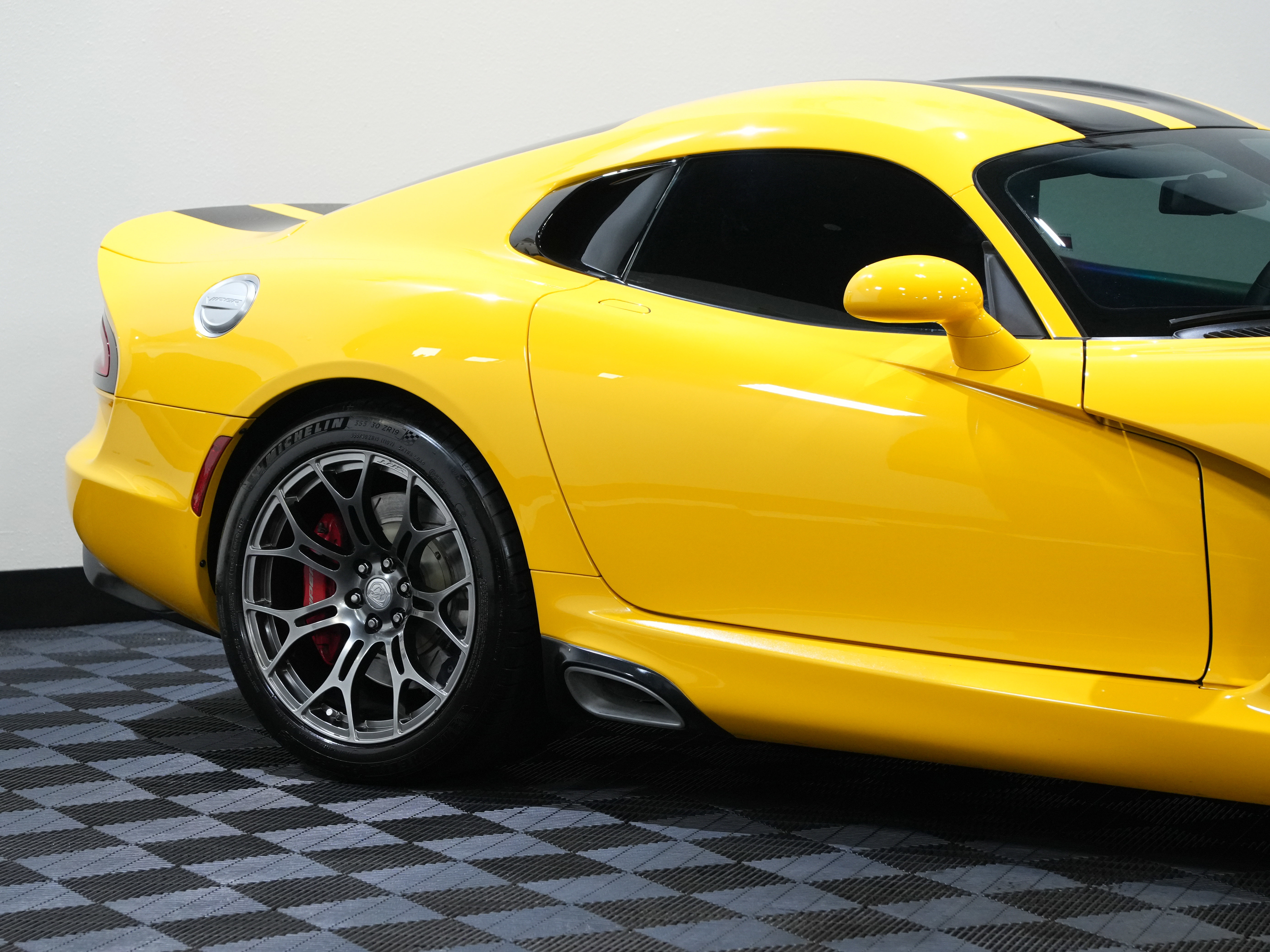 Used 2013 SRT Viper GTS w/ GTS Laguna Interior Pkg image 13