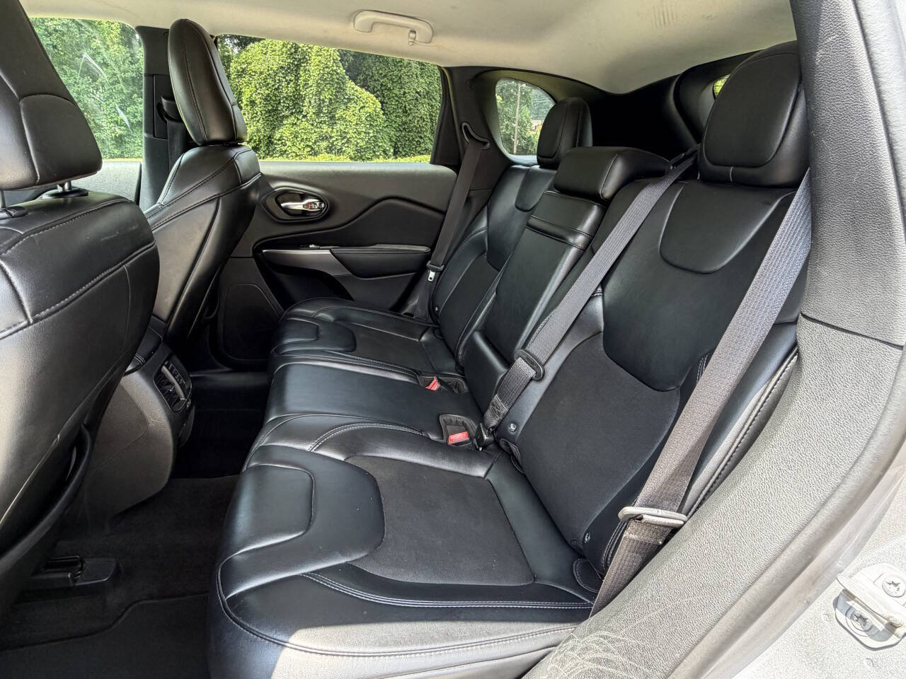Used 2019 Jeep Cherokee Latitude Plus AWD/4WD image 13