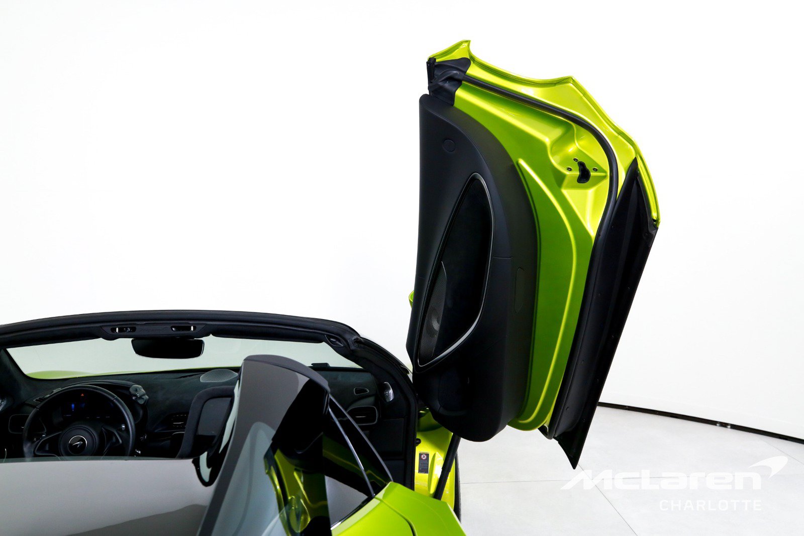 Used 2025 McLaren Artura Spider RWD image 18