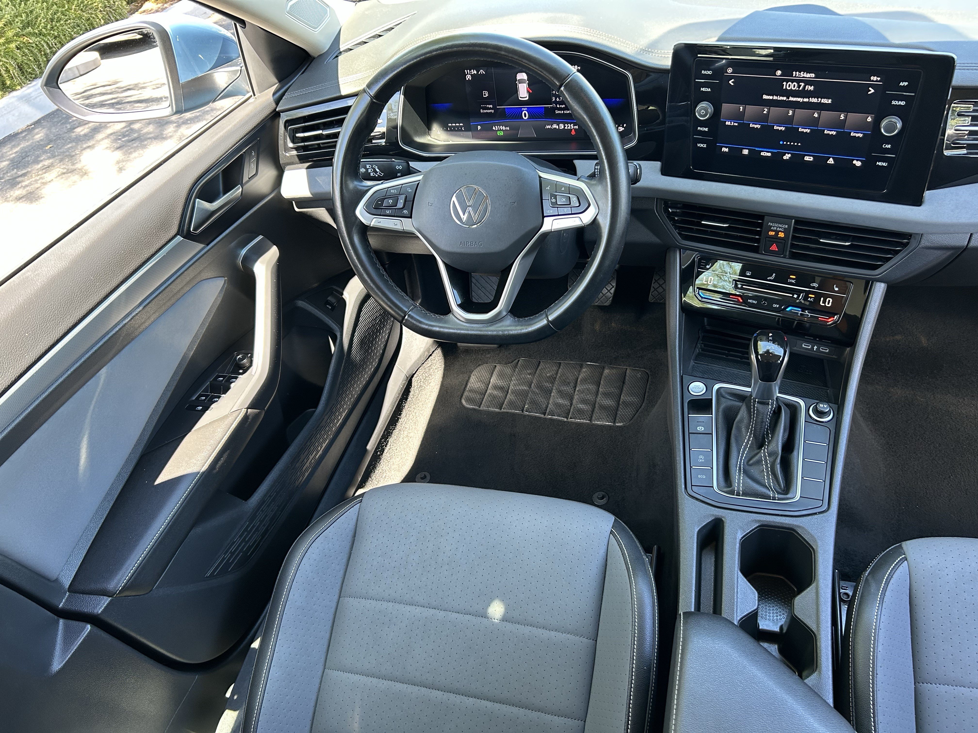 Used 2025 Volkswagen Jetta SE FWD image 12
