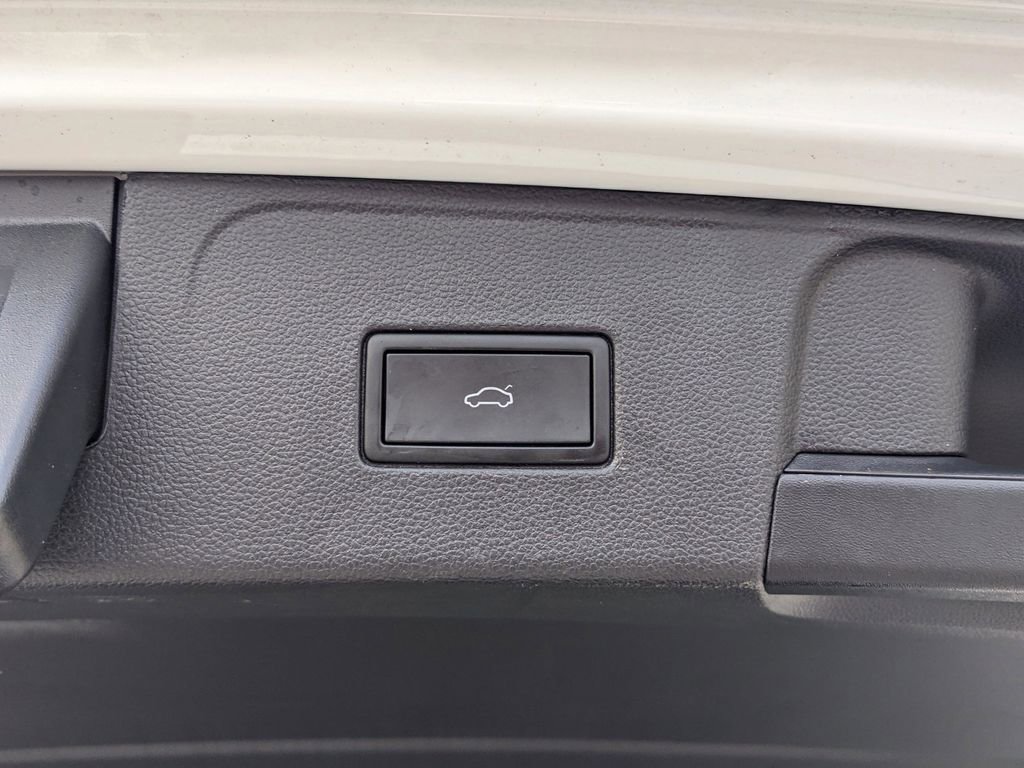 Certified 2023 Volkswagen Atlas SE image 11