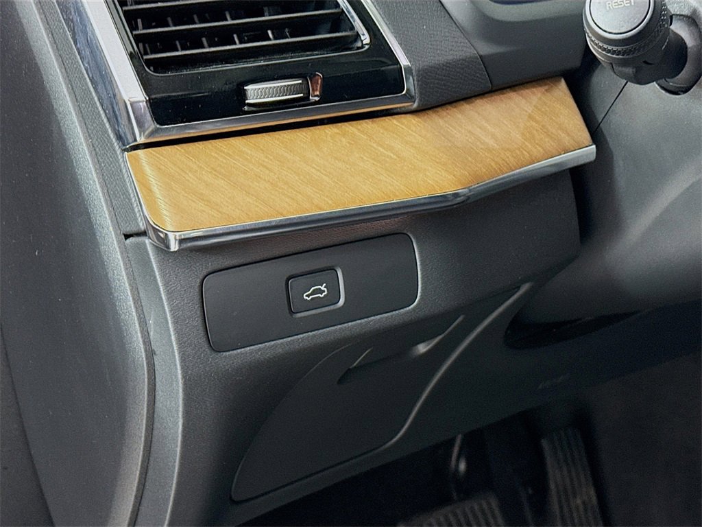 Used 2023 Volvo XC90 B5 Plus w/ Protection Package Premier image 11