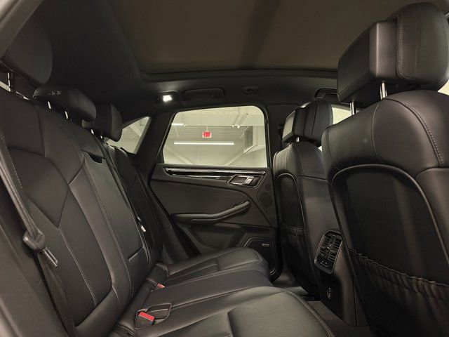 Certified 2025 Porsche Macan AWD/4WD image 25