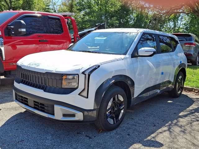 New 2027 Kia Seltos LX FWD image 3