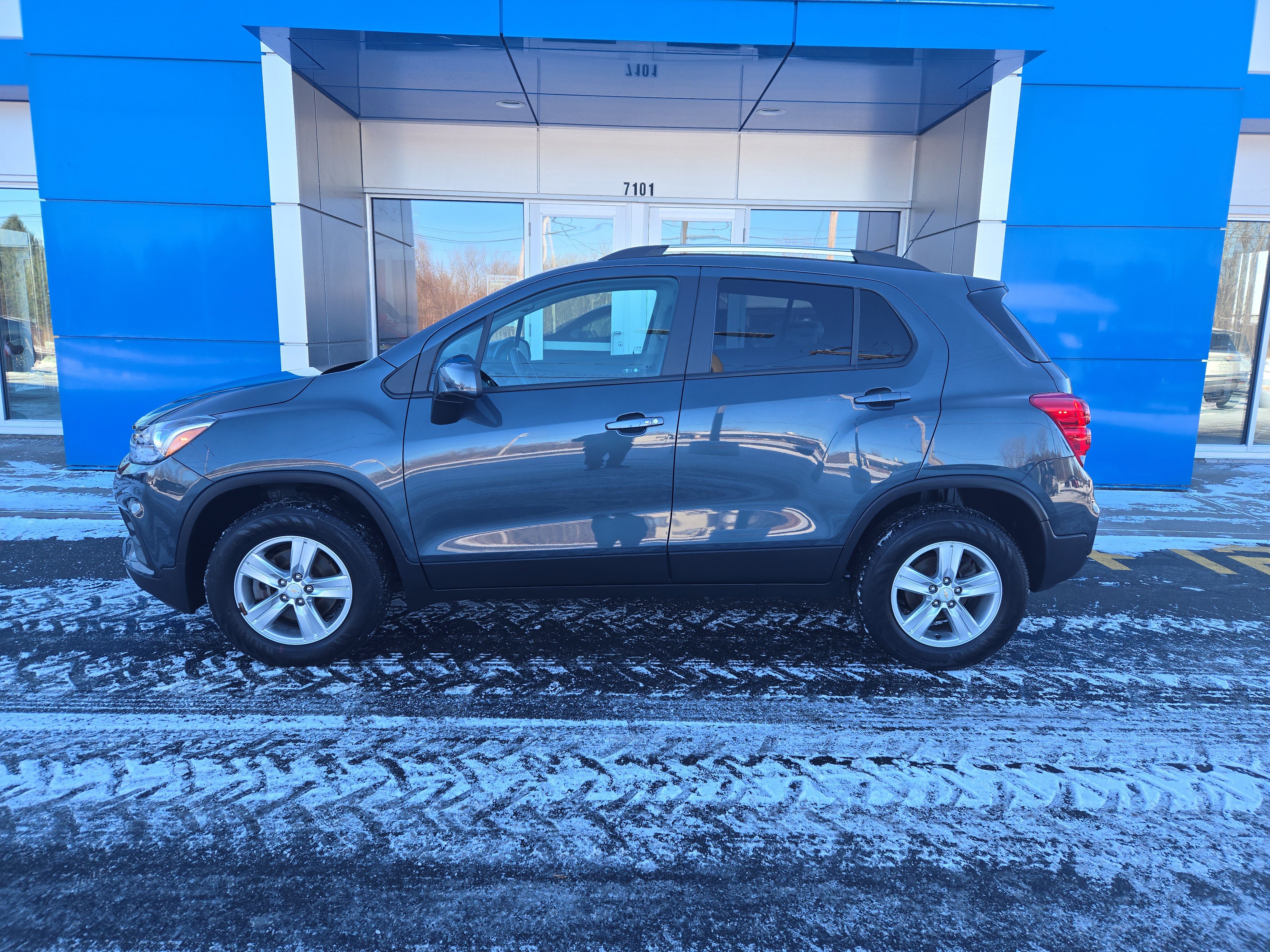 Certified 2022 Chevrolet Trax LT w/ LT Convenience Package image 6