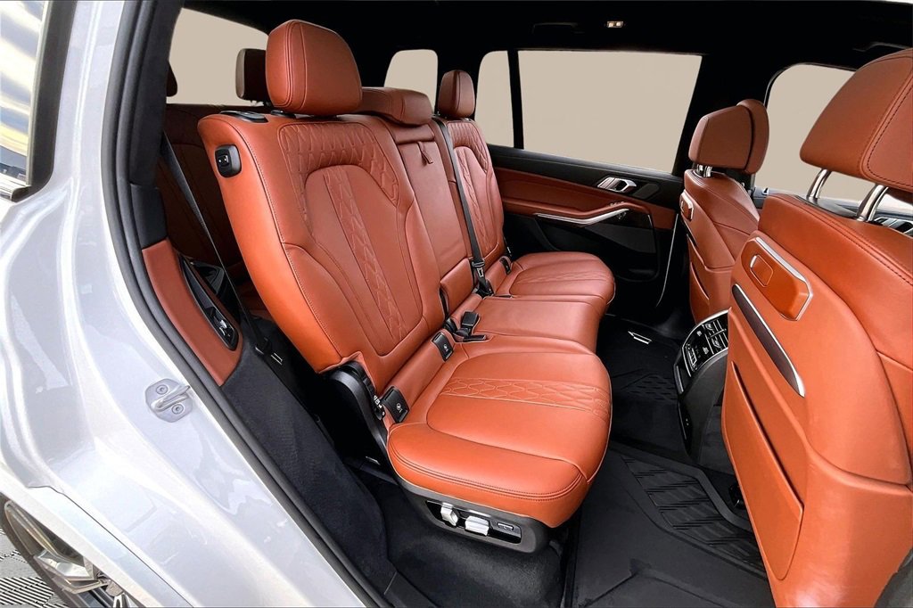Used 2025 BMW X7 M60i w/ Climate Comfort Package image 27