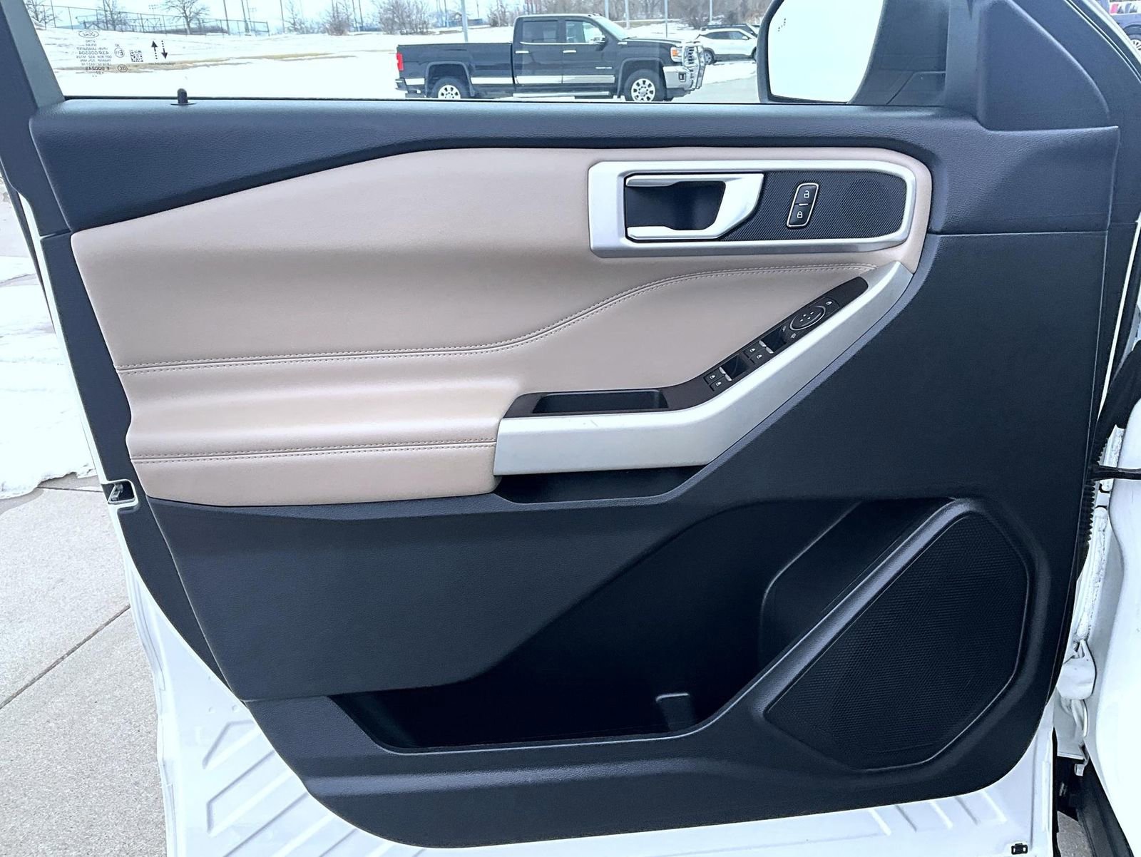 Used 2022 Ford Explorer XLT w/ Equipment Group 202A image 9