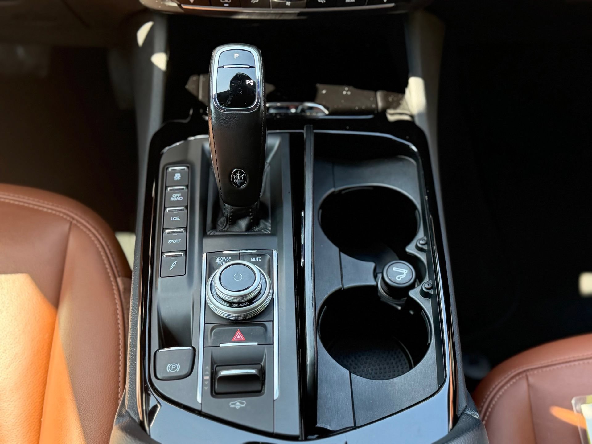 Used 2021 Maserati Levante AWD/4WD image 28