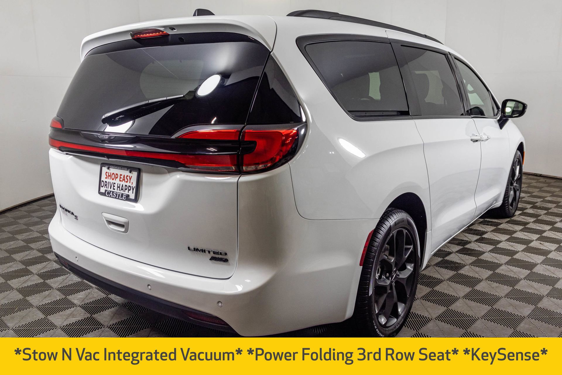 Used 2023 Chrysler Pacifica Limited w/ Uconnect Theater Family Group image 20