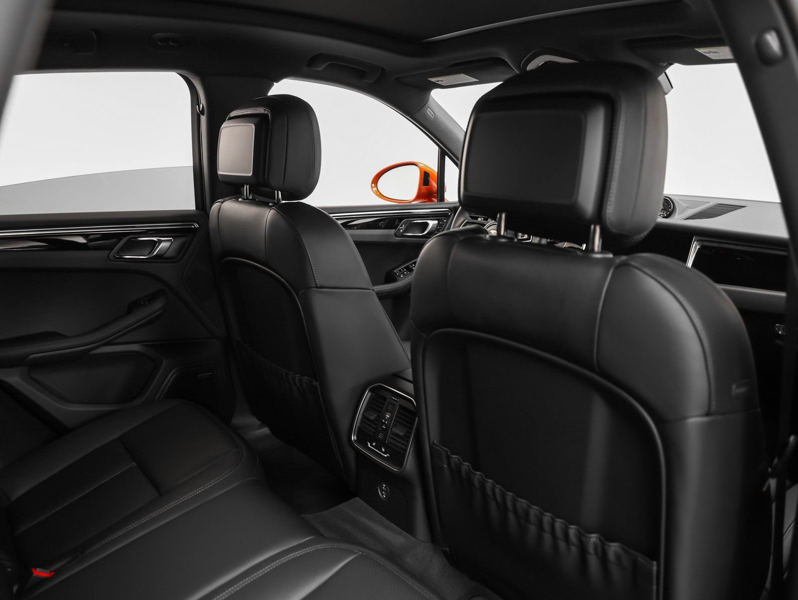 Certified 2025 Porsche Macan AWD/4WD image 20