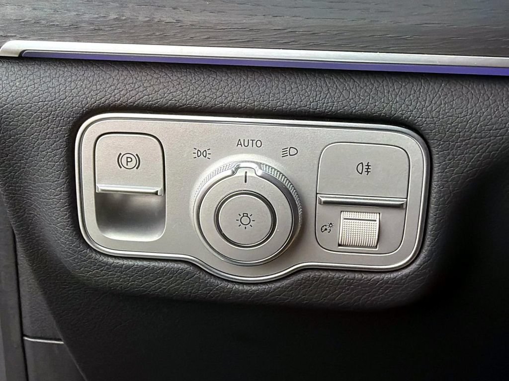 Used 2025 Mercedes-Benz GLE 450 4MATIC w/ Winter Package image 31