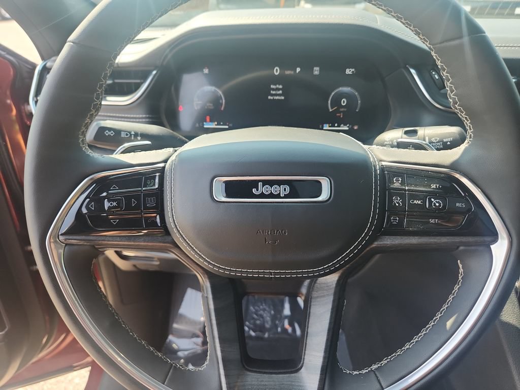 Used 2024 Jeep Grand Cherokee Overland w/ Luxury Tech Group IV AWD/4WD image 15