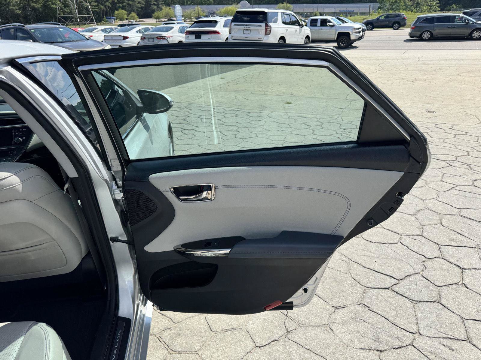 Used 2014 Toyota Avalon Limited w/ Technology Package FWD image 15